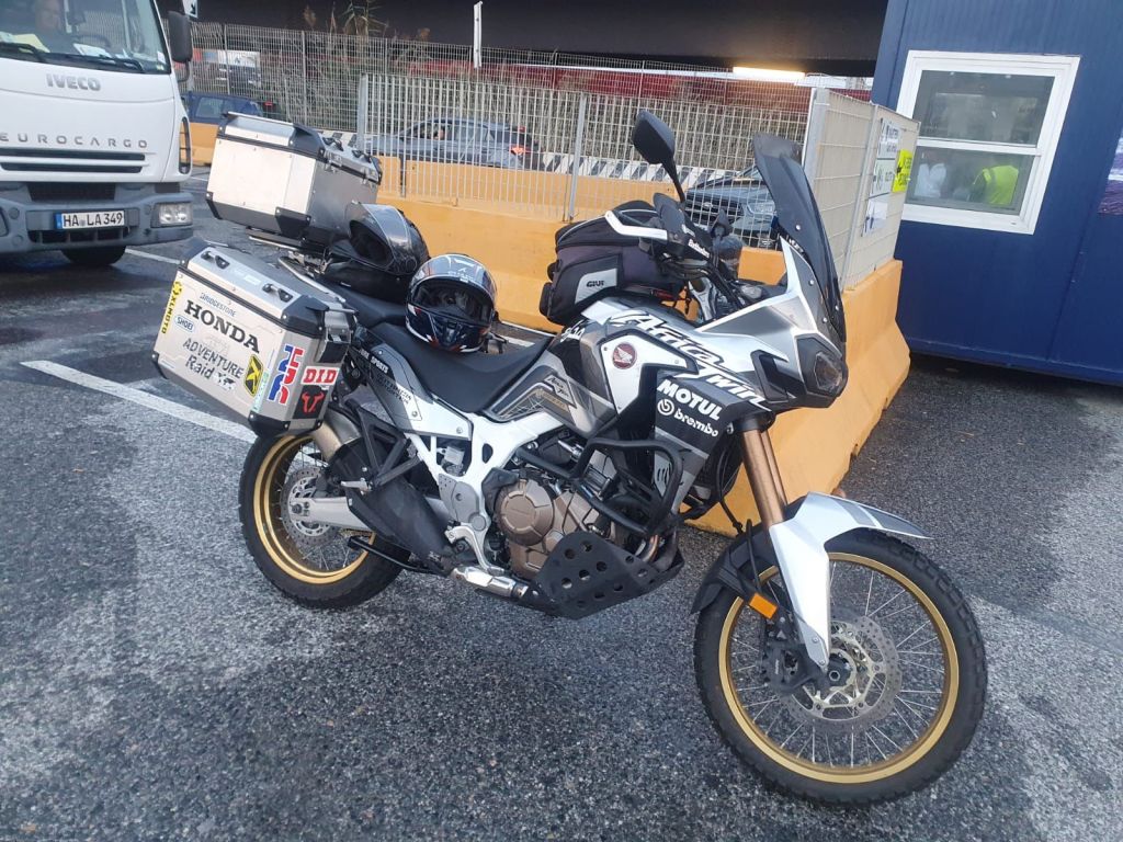 Una coppia di turisti a Palermo vittima dei ladri, rubata la moto che li doveva portare in viaggio per tutta la Sicilia