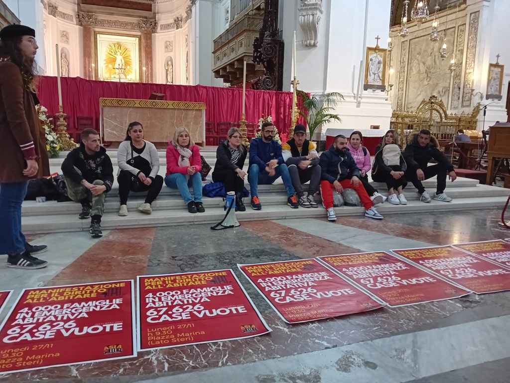 Senza casa occupano altare Cattedrale
