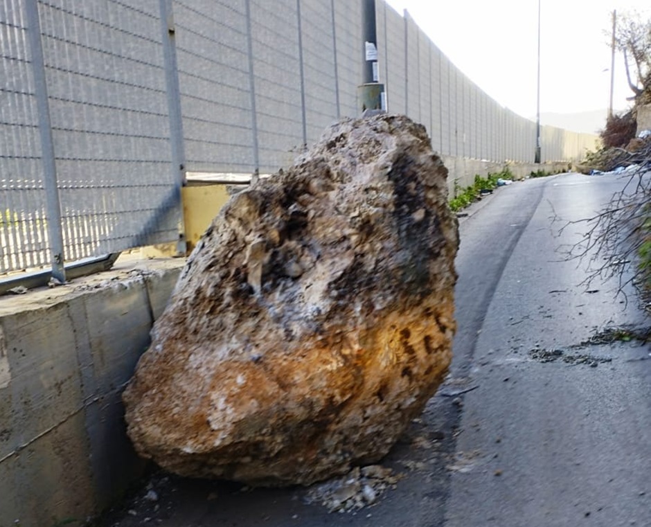 Una frana si è verificata nella borgata palermitana di Sferracavallo, un enorme masso si distacca dalla parete rocciosa