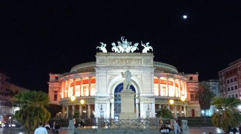 Teatro Politeama tinto di arancione