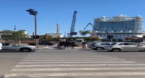 Via Crispi, carrozza fa inversione sul marciapiede