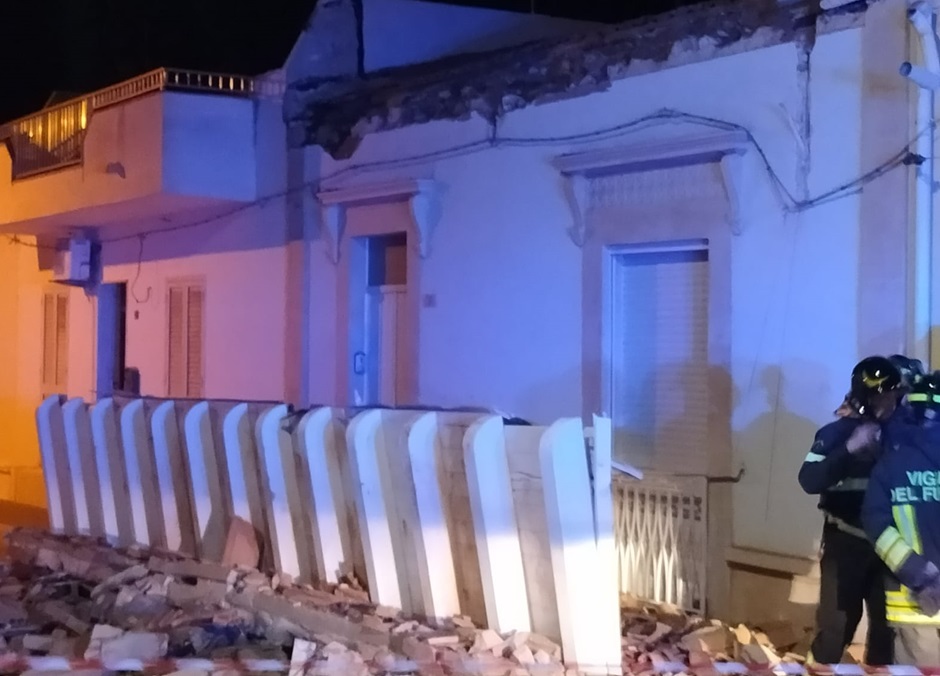 Crolla nel Ragusano una parte sporgente di un tetto di un’abitazione, boato e paura fortunatamente senza alcun ferito
