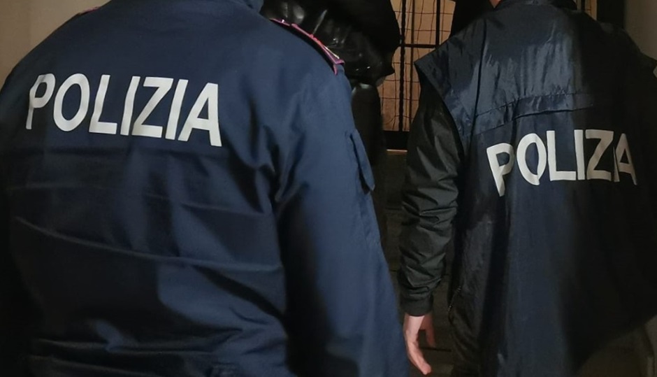 Una banda assalta una stazione di servizio a Catania con un escavatore e porta via la cassa del self service