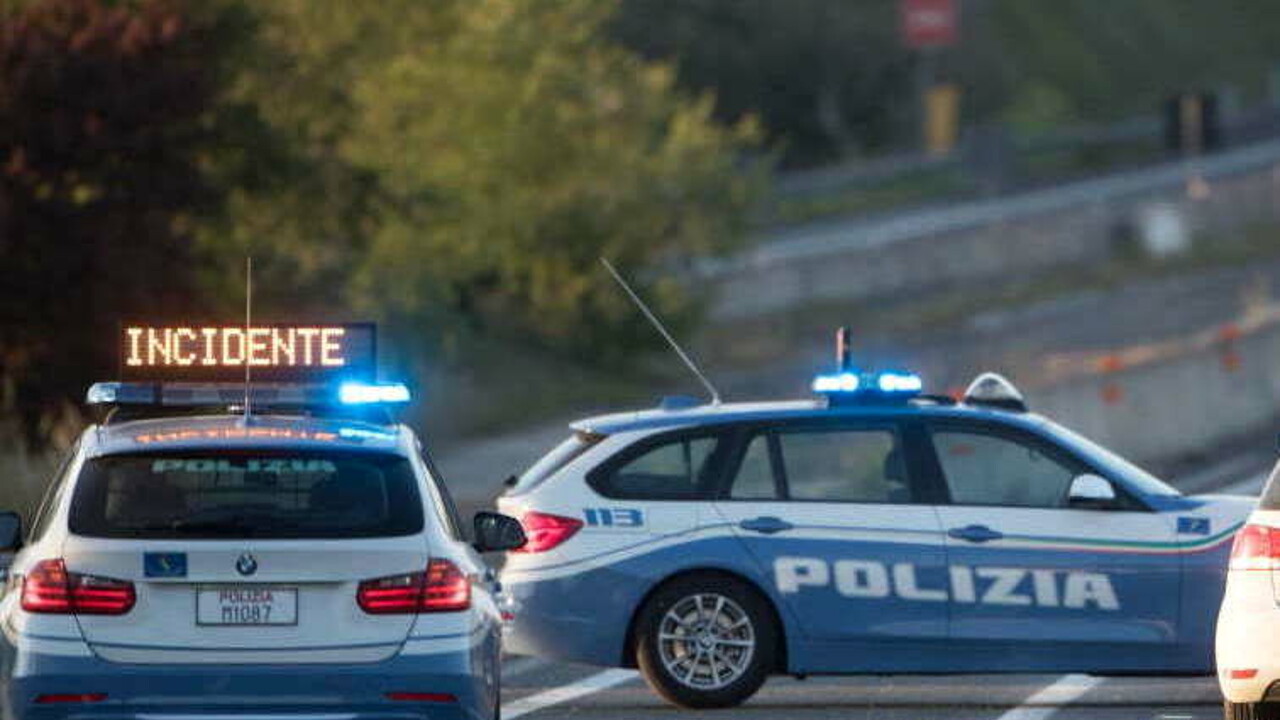 Scontro tra tre auto in autostrada, due feriti estratti dalle lamiere e ...