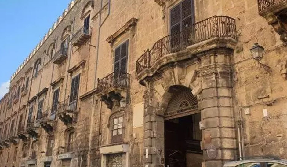 Il Comune di Palermo chiede l’autorizzazione per i mercatini di Natale in piazza Castelnuovo ma c’è il “no” della Soprintendenza