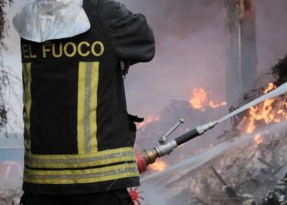 Si scatenano gli incendi ai rifiuti questa notte tra Palermo città e la provincia, date alle fiamme cataste di spazzatura in strada