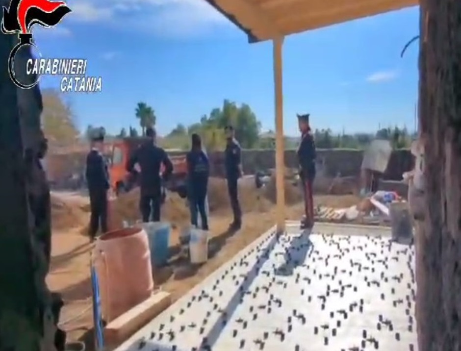 Villetta abusiva costruita da uomo del clan Laudani nel Catanese, scoperti anche operai in nero, scattano denuncia e sequestro dell’area