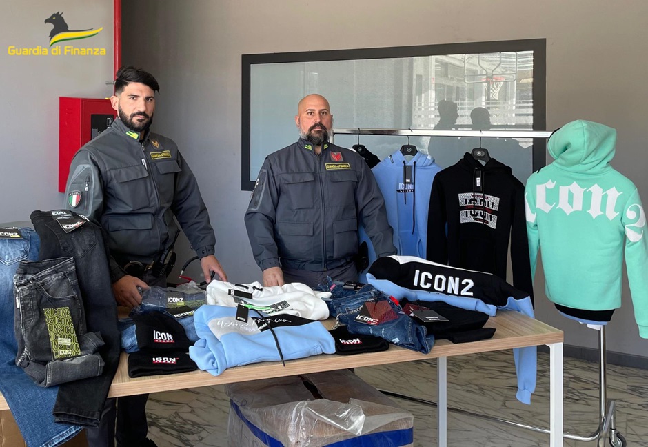 Nel Catanese scoperti marchi contraffatti di abbigliamento, denunciati grossista cinese e i commercianti che vendevano al dettaglio