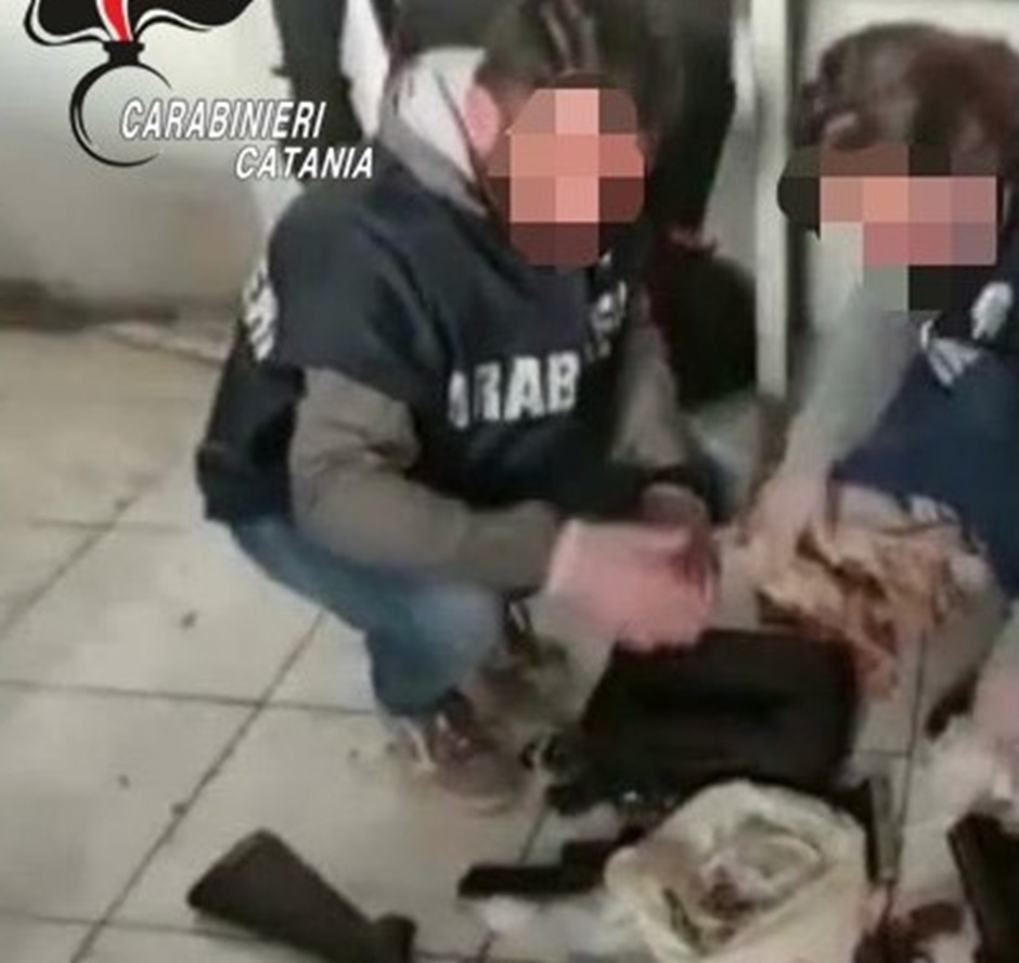 Blitz dei carabinieri in un garage di Catania, scoperto un deposito di armi e munizioni, ai domiciliari un giovane