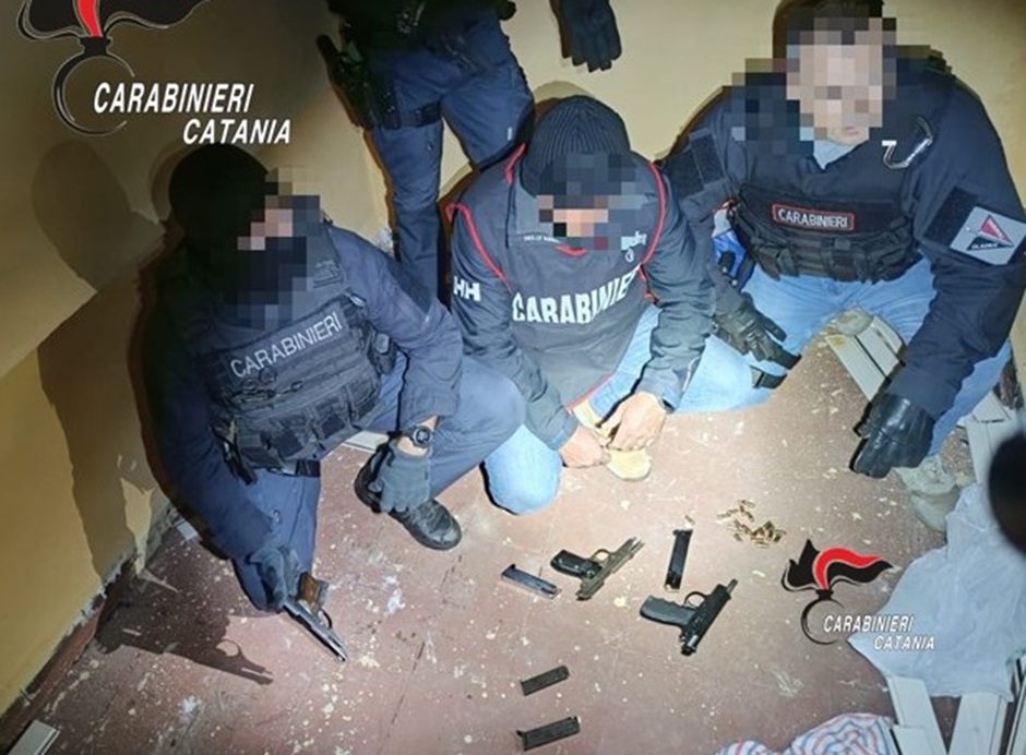 Blitz in una villetta alla periferia di Catania, i carabinieri scoprono armi e droga e arrestato 8 giovani legati al clan dei Cursoti milanesi