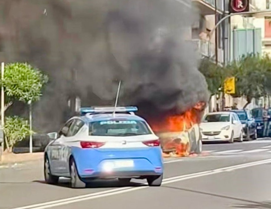 La polizia salva a Catania un uomo dal fuoco che aveva avvolto la sua auto, tirato fuori con il mezzo in parte esploso