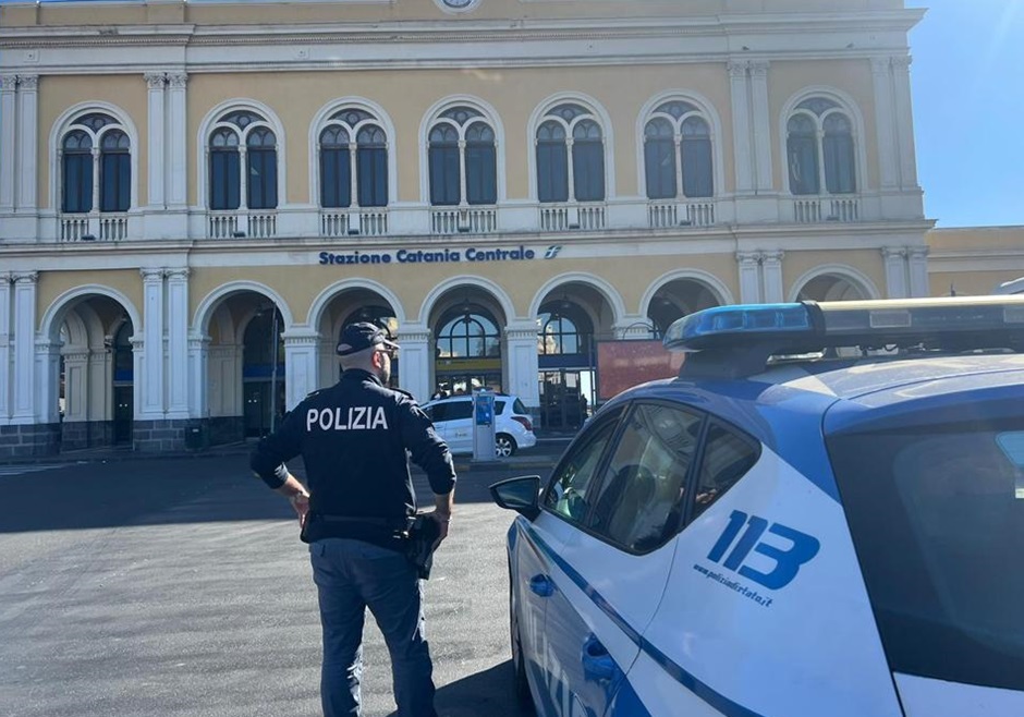 Minore fugge dal reparto di neuropsichiatria dell’ospedale, fermata appena in tempo su un bus diretto all’aeroporto di Catania