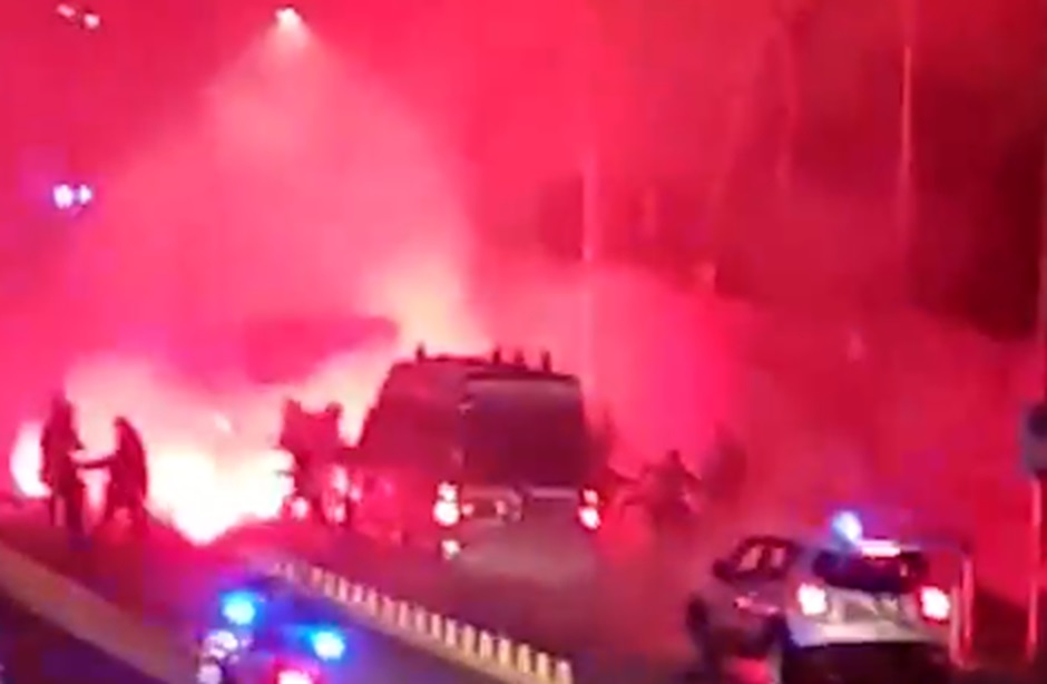 Indaga la Digos dopo l’assalto di ieri sera a Catania del bus dei tifosi del Pescara, sono rimasti feriti tre agenti