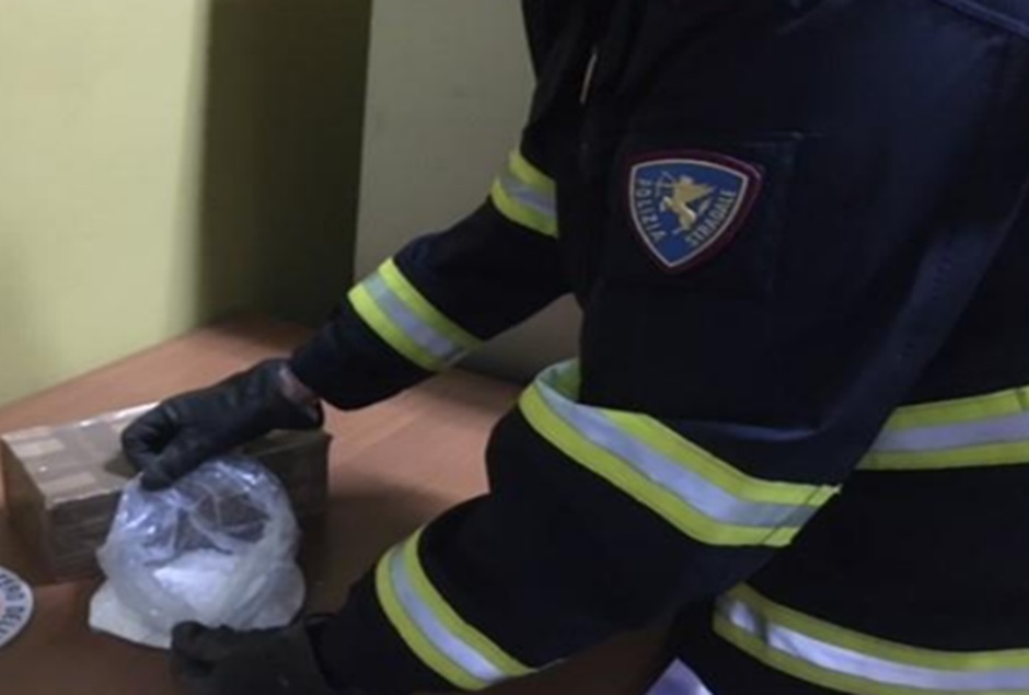 Pregiudicato per stupefacenti e mafia scoperto in auto con ben 259 dosi di cocaina, arrestato dalla polizia stradale