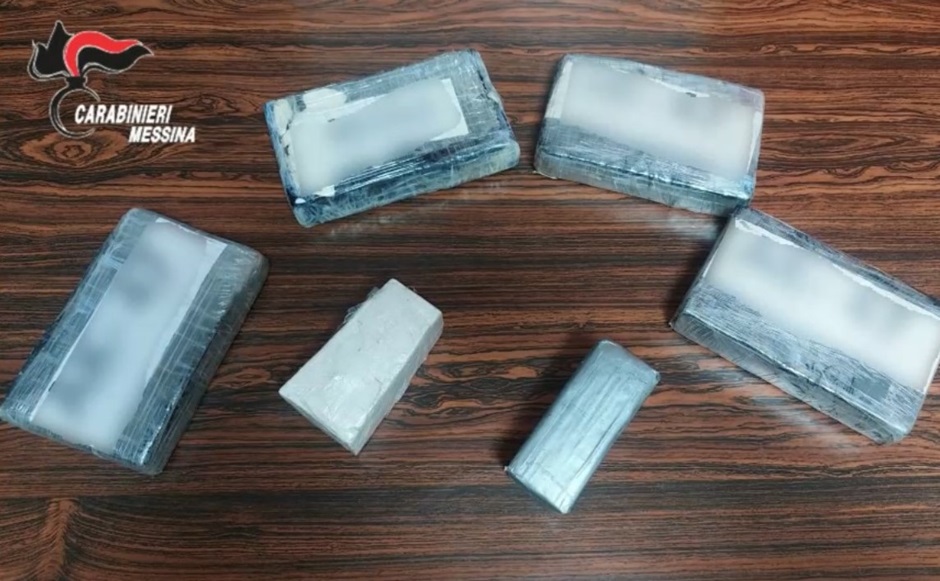 Arrestato nel Messinese un corriere 31enne, era sbarcato a Villa San Giovanni con oltre 5 chili di cocaina purissima