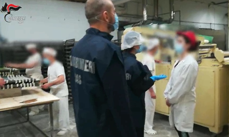 Sequestro di panettoni e creme da parte dei Nas, chiusura anche di un laboratorio dolciario in Sicilia per gravi carenze igieniche