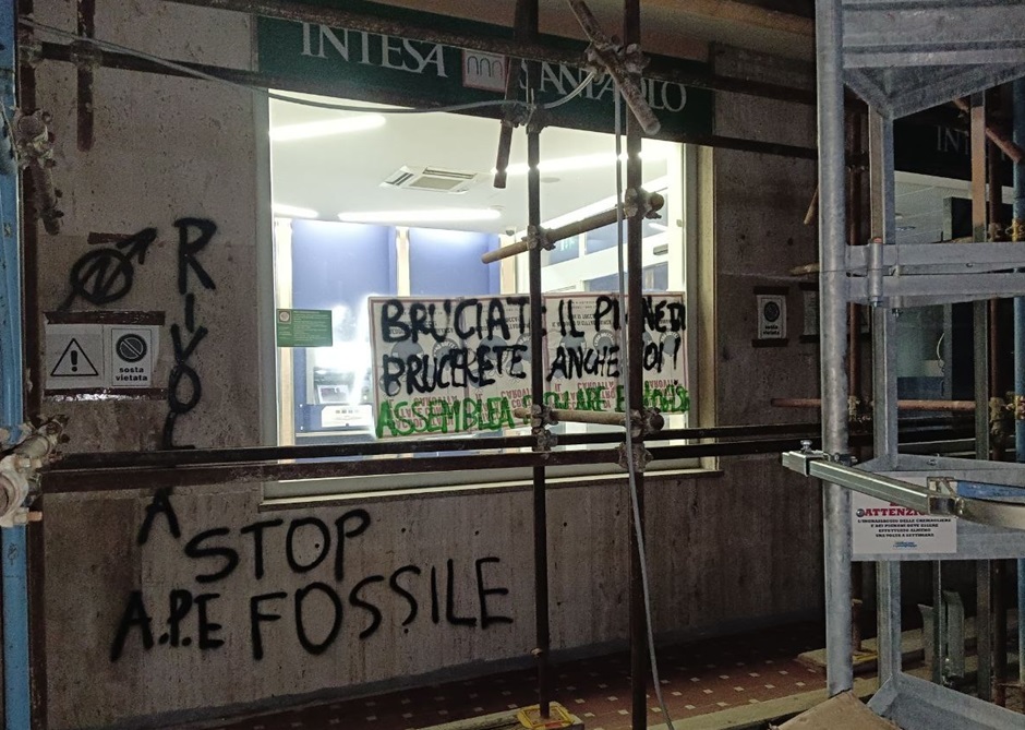 Ricoperte di scritte e striscioni due banche di Palermo, sono ritenujte finanziatrice dell’industria inquinante del fossile