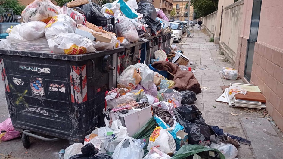 Solita scena a Palermo con le feste di Natale, poco personale e i rifiuti si ammassano inesorabilmente nelle strade