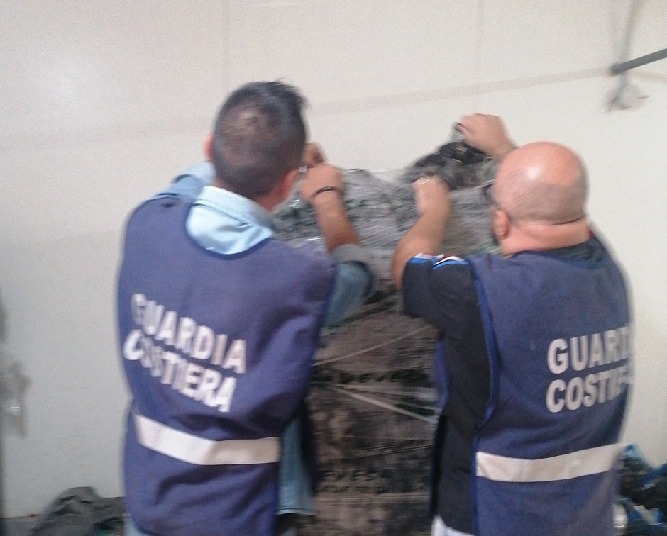 Ben 29 tonnellate di pesce scaduto o senza tracciabilità è stato sequestrato dalla guardia costiera nella zona del Palermitano