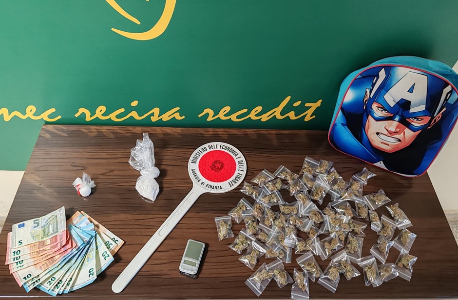 Due operazioni antidroga nel Catanese, un arresto in provincia, in città invece il pusher riesce a fuggire