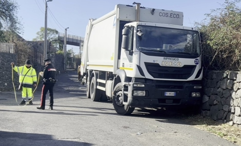 Grave un operaio addetto alla raccolta dei rifiuti nel Catanese, è rimasto schiacciato tra un camion e un muro all’interno del Ccr