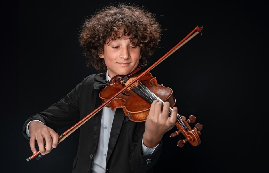 Primo tour per il bambino prodigio quando imbraccia il violino vincitore a Tù sì que vales, Samuele Palumbo parte proprio da Cefalù