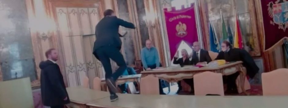 Giuseppe Milazzo salta sui tavoli del Consiglio