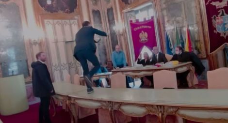 Giuseppe Milazzo salta sui tavoli del Consiglio