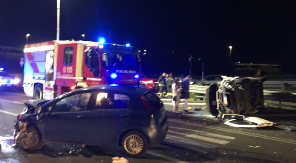 Incidente tra Siracusa e Floridia, frontale tra 2 mezzi, 3 feriti in ...