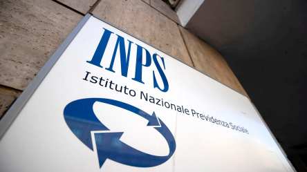 Logo INPS su facciata di una sede