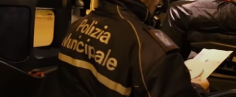 Alla rotonda di via Oreto a Palermo attimi di paura per un’auto cappottata, miracolosamente illeso il conducente