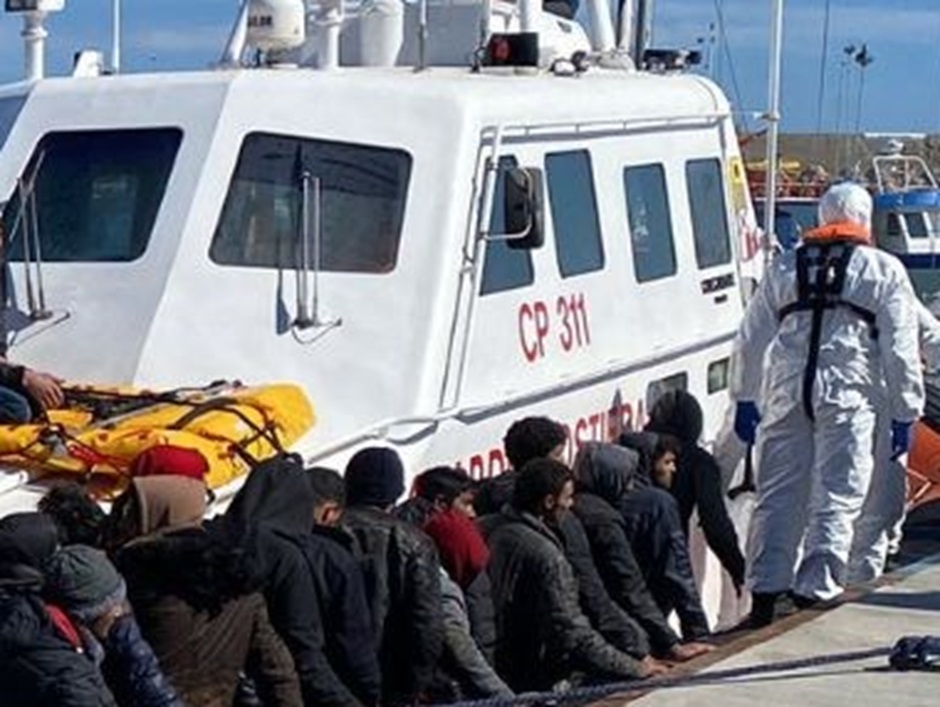 Altri sbarchi di migranti a Lampedusa nell’Agrigentino, le carrette intercettate in mare da guardia di finanza e capitaneria