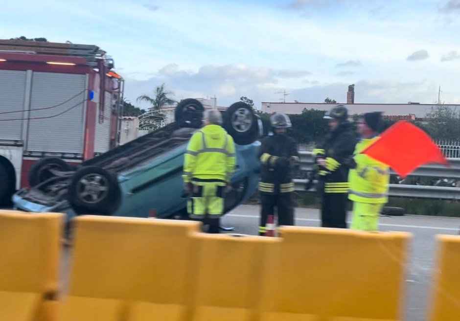 Paura sull’autostrada A29 in direzione Trapani questa mattina, auto ribaltata dopo uno scontro violento con un autocarro