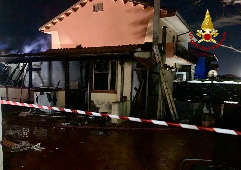 Paura nella notte per un incendio di una villetta a Catania a causa dello scoppio di una cucina alimentata a gas
