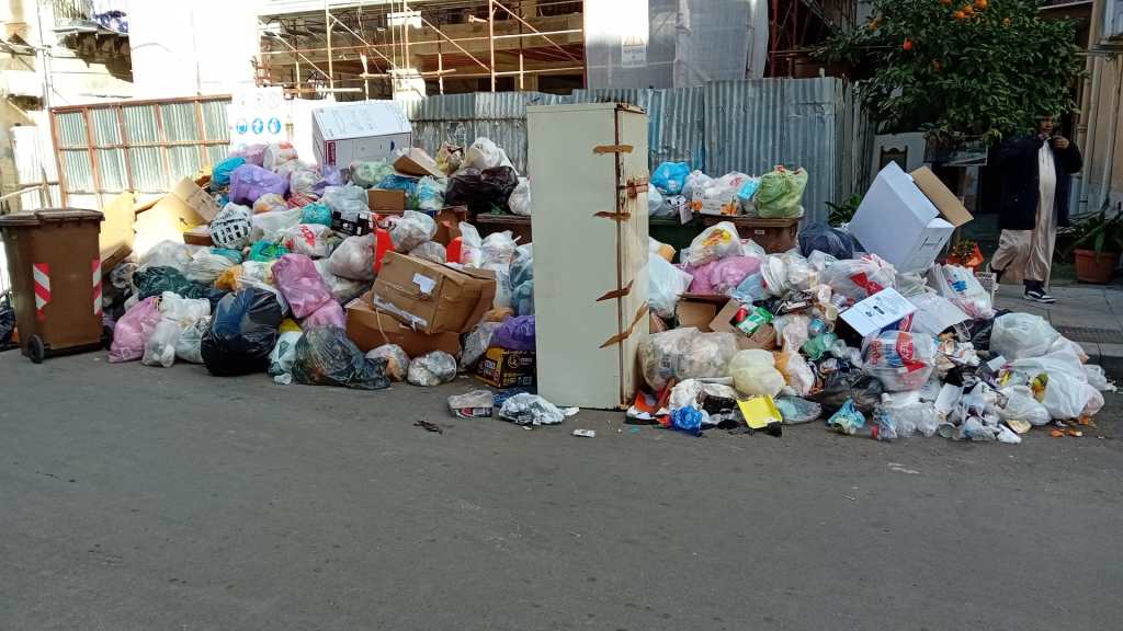 Rifiuti a Palermo, via Ettore Ximenez