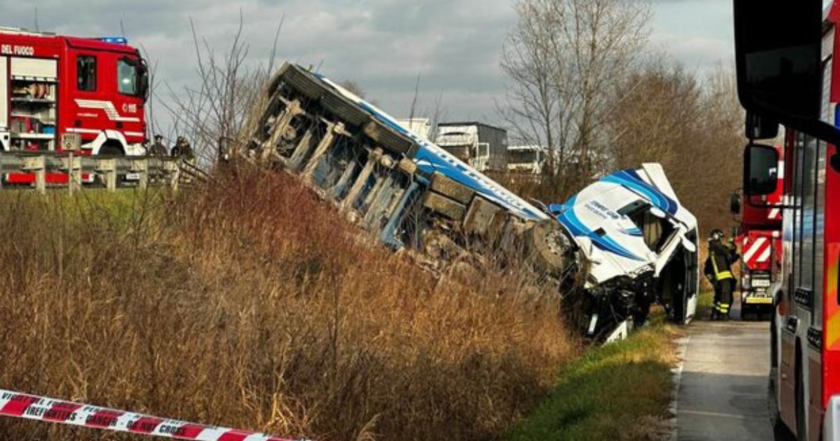 Incidente tra ambulanza e camion, tre morti e due feriti