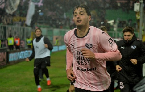 Edoardo Soleri festeggia. E' lui il protagonista di Palermo-Modena 4-2 con due reti sue nel finale. Foto Pasquale Ponente