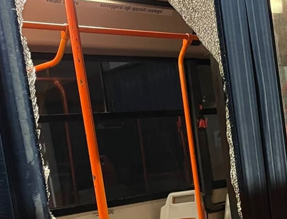 Altra incursione contro un autobus dell’Amata Palermo, lanciati sassi e danneggiata una delle porte laterali del mezzo
