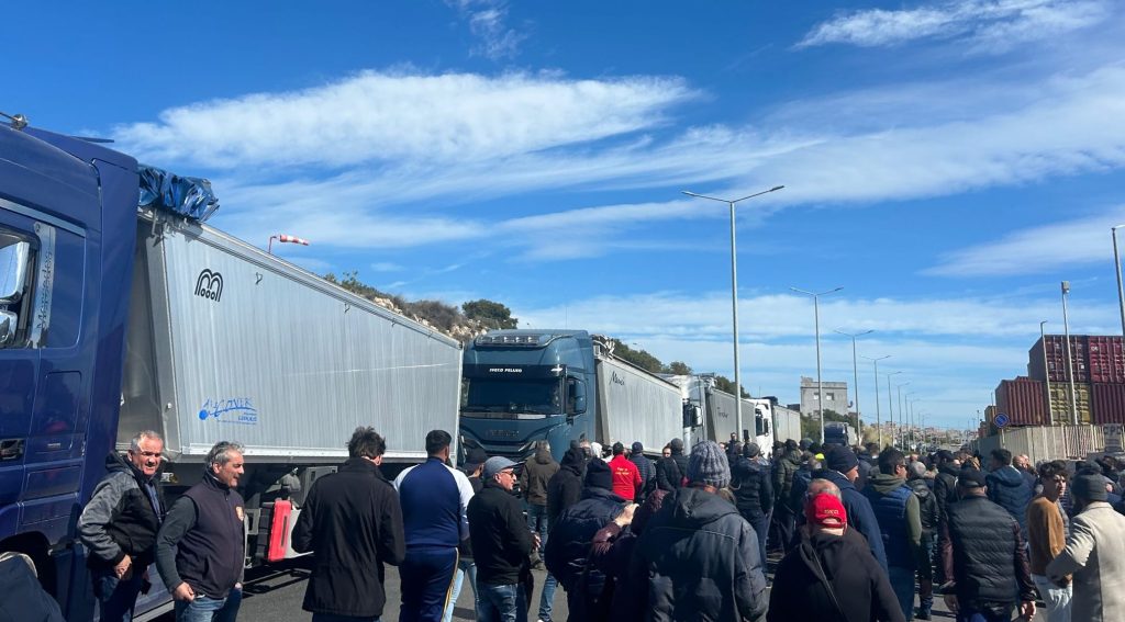 Agricoltori bloccano camion grano canadese porto Pozzallo