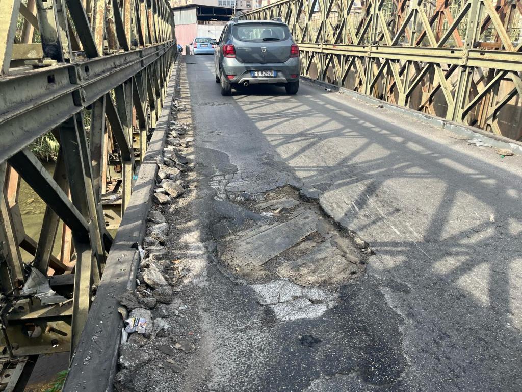 Ponte Bailey, asfalto distrutto