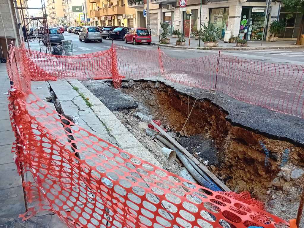 Via Sampolo, cratere, buca manutenzione stradale