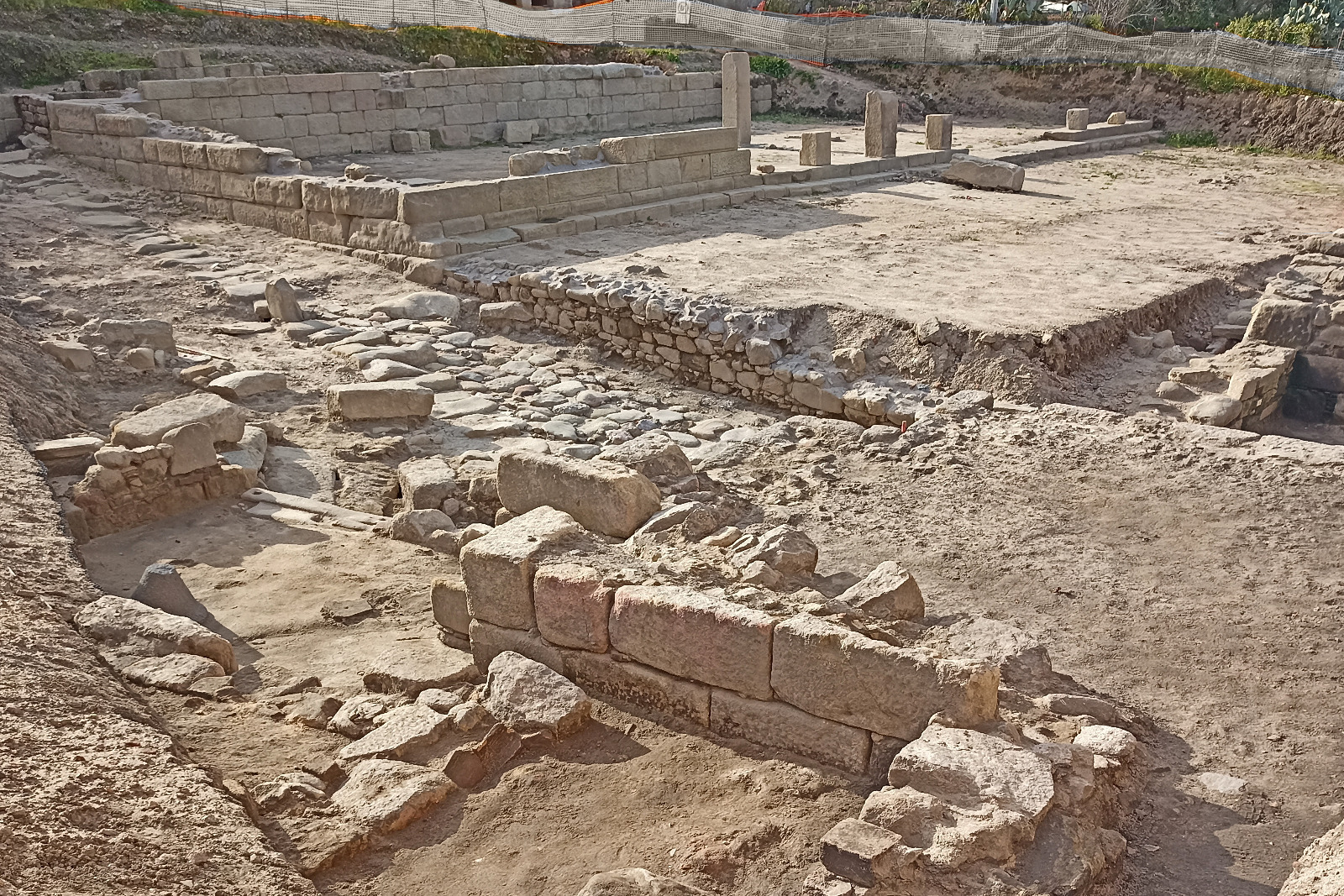 Archaeology, impressive public buildings of ancient Abakainon discovered