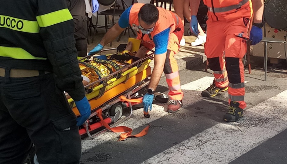 Giovane cade in una botola e fa un volo di sei metri in via Crociferi ...