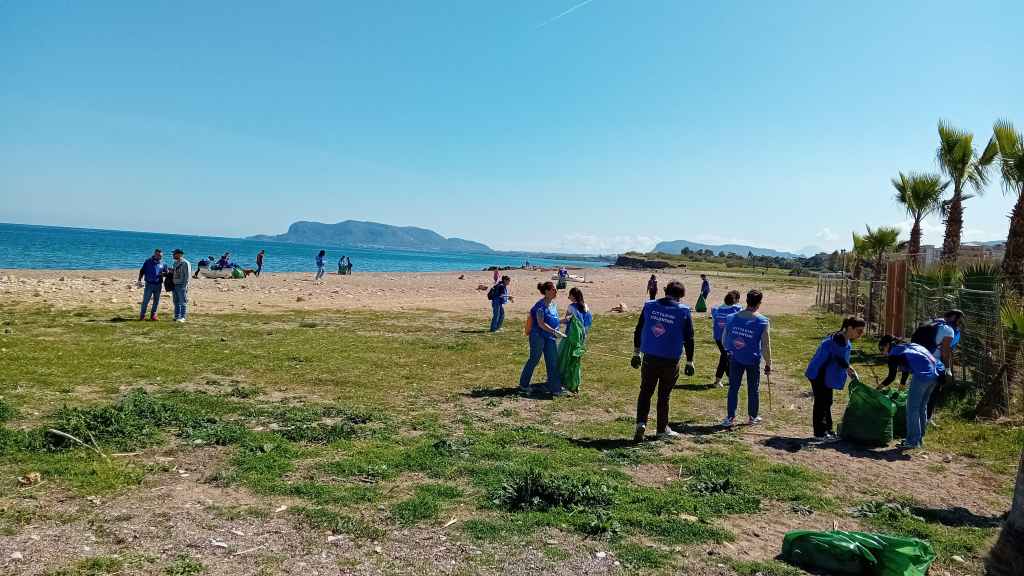 Costa Sud, cittadini volontari ripuliscono spiaggia Romagnolo
