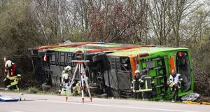 Pullman di Flixbus finisce fuori strada in Germania, 5 morti e 20 feriti