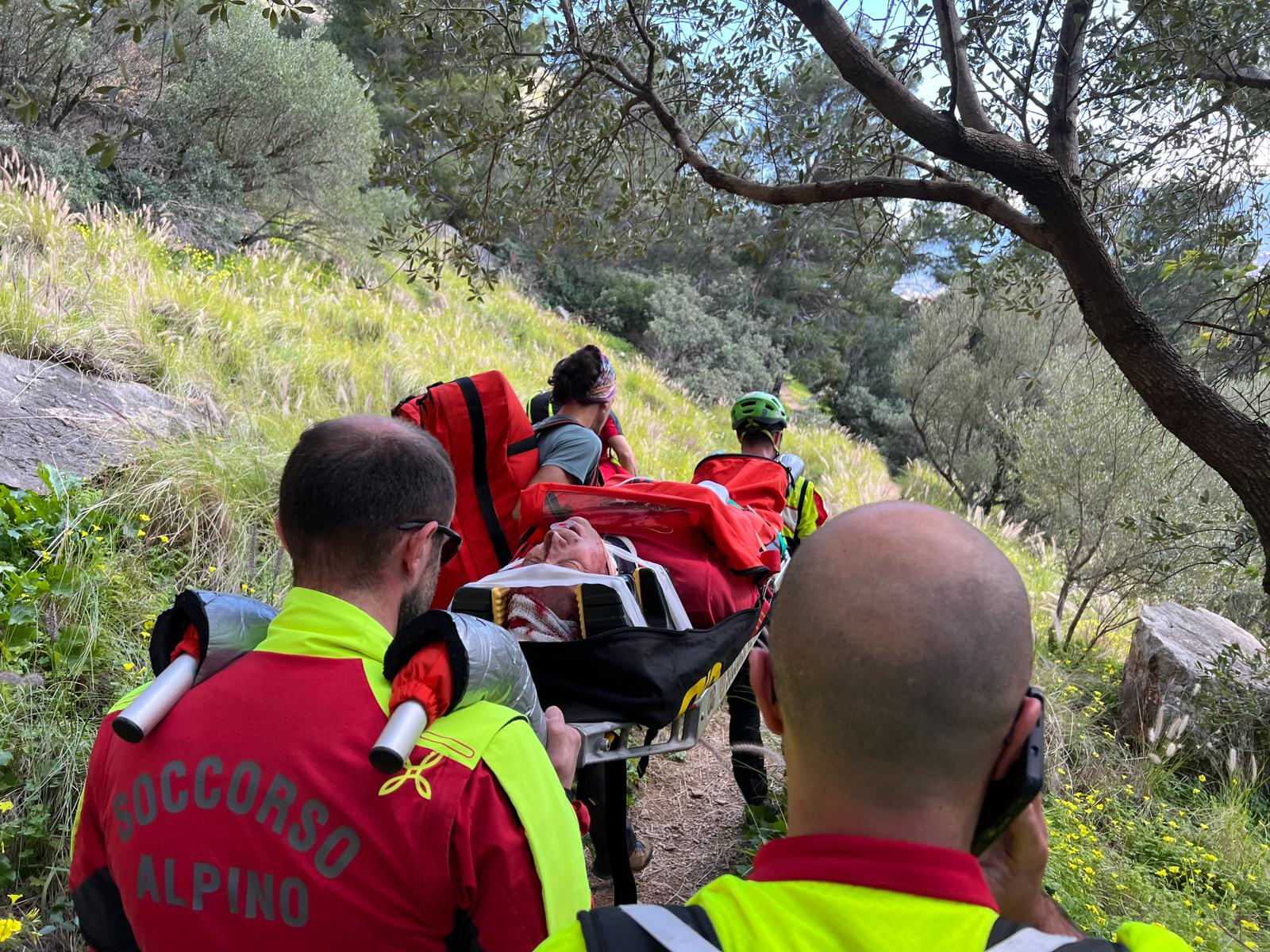 Climber ferito dopo volo di 20 metri dalla parete rocciosa di Monte ...