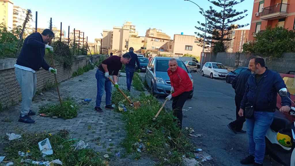 Residenti piazza Achille Grandi ripuliscono piazza