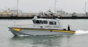 Peschereccio con 10 migranti a bordo: arrestati comandante e membro dell’equipaggio