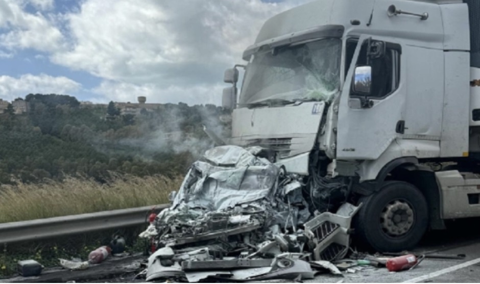 Tragico incidente tra due tir ed auto sulla statale 115, un morto ed un ...