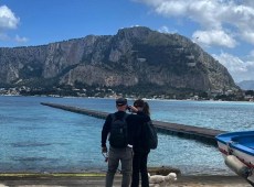 Vacanze siciliane per Luca Zingaretti e Luisa Ranieri, la foto sul molo di Mondello